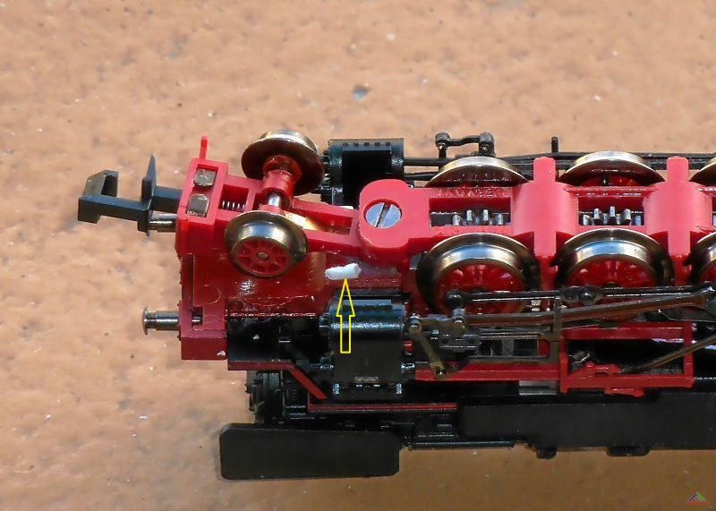 194 BR85 Modifikation.JPG - Nach der Modifikation der Trix BR85 entgleist der Vorläufer nur noch selten